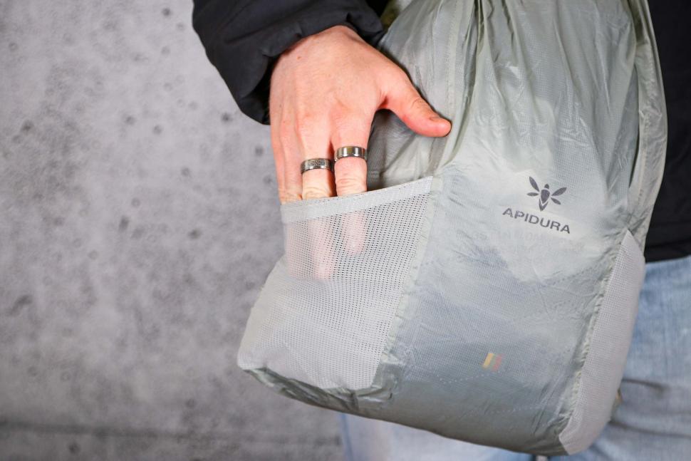 2022 Apidura Packable backpack 13L - mesh pocket.jpg