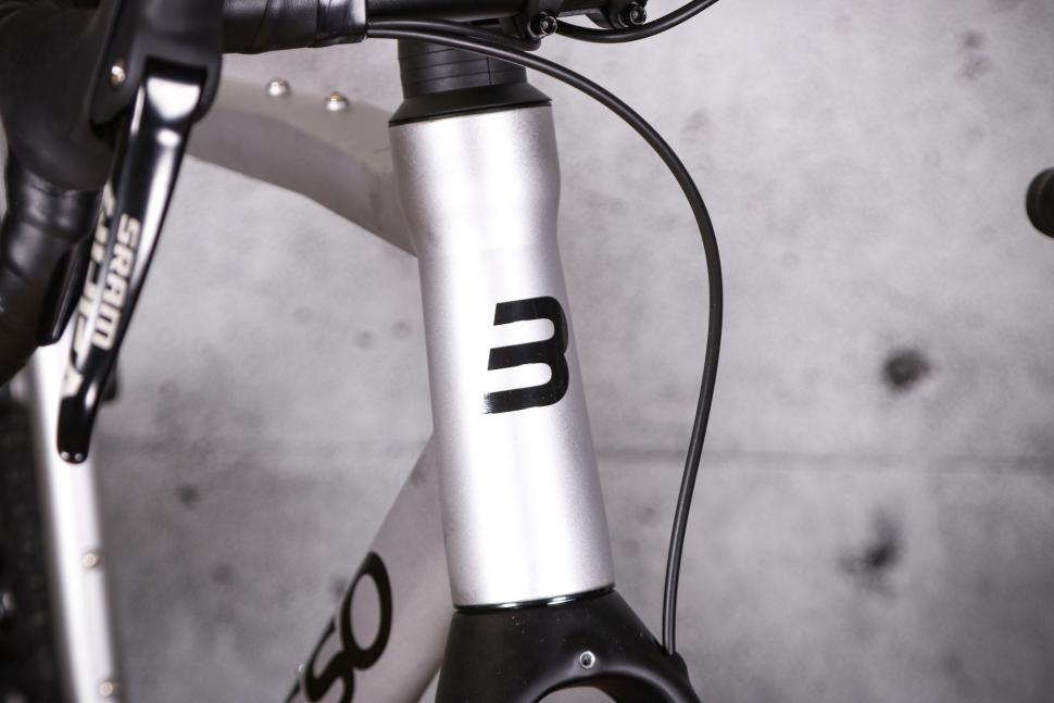 2022 Basso Tera Gravel Apex 1x11 - head tube badge.jpg