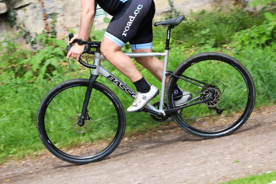 2022 Basso Tera Gravel Apex 1x11 - riding 2.jpg