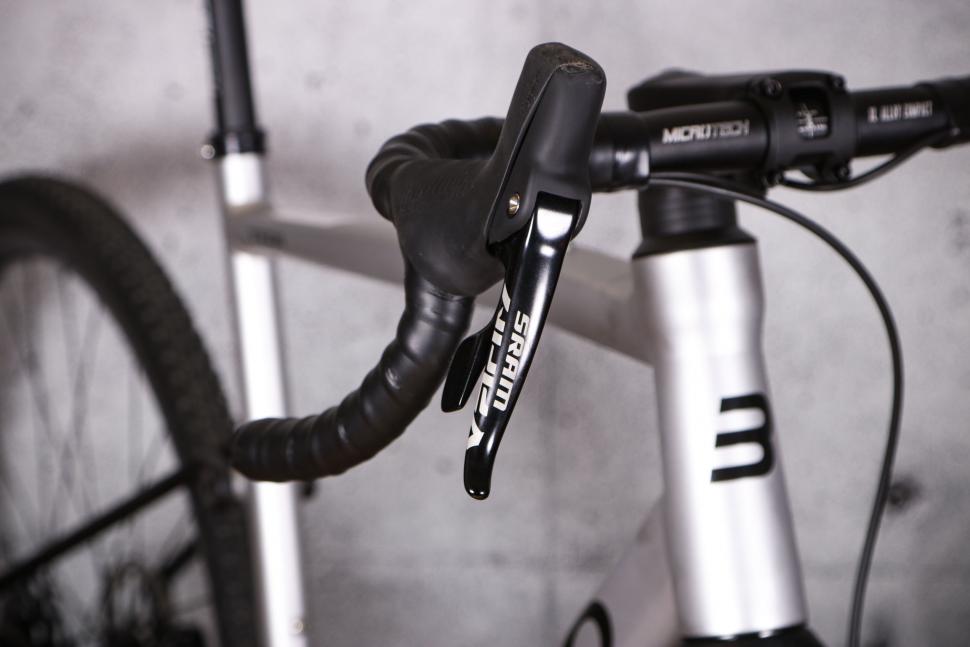 2022 Basso Tera Gravel Apex 1x11 - SRAm lever.jpg