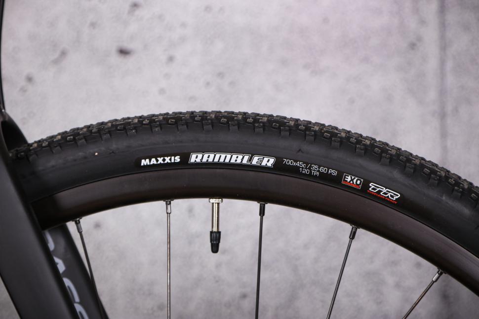 2022 Basso Tera Gravel Apex 1x11 - tyre.jpg