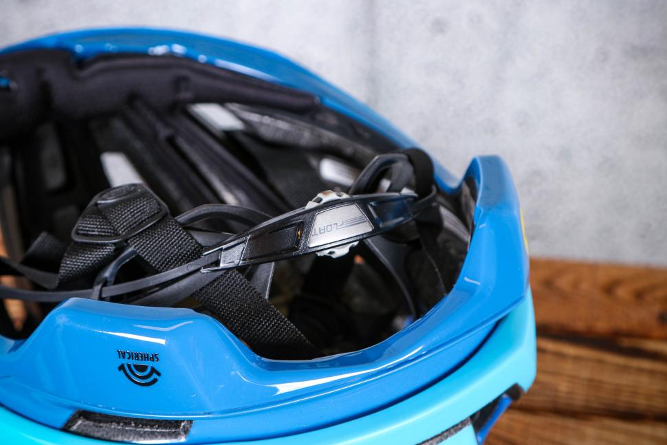 2022 Bell XR Spherical Road Helmet - tension system.jpg
