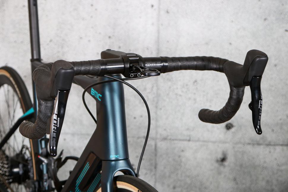 2022 BMC Roadmachine AMP ONE - bars 1.jpg