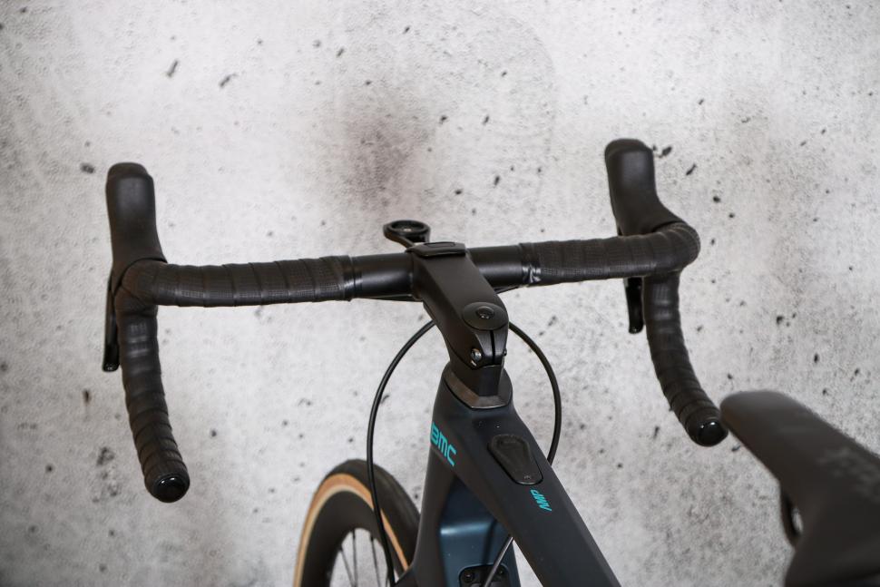2022 BMC Roadmachine AMP ONE - bars 2.jpg