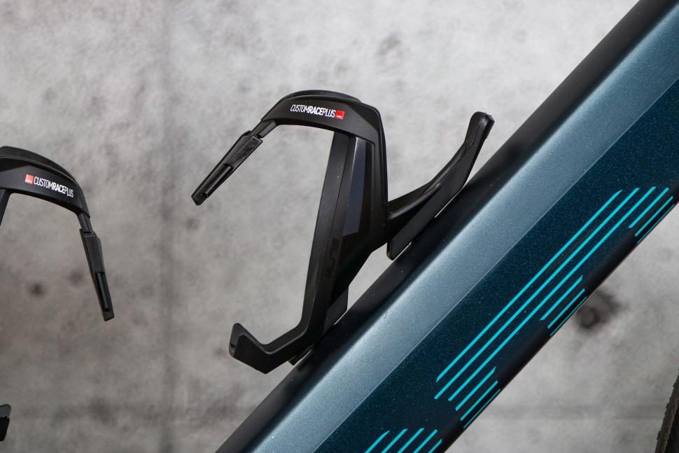 2022 BMC Roadmachine AMP ONE - bottle cage.jpg