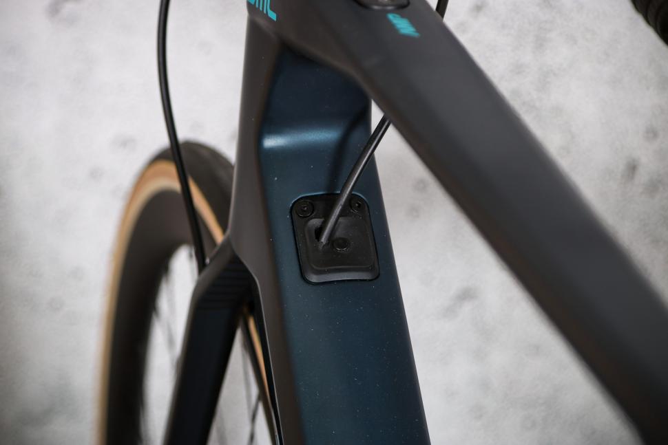 2022 BMC Roadmachine AMP ONE - cable route.jpg