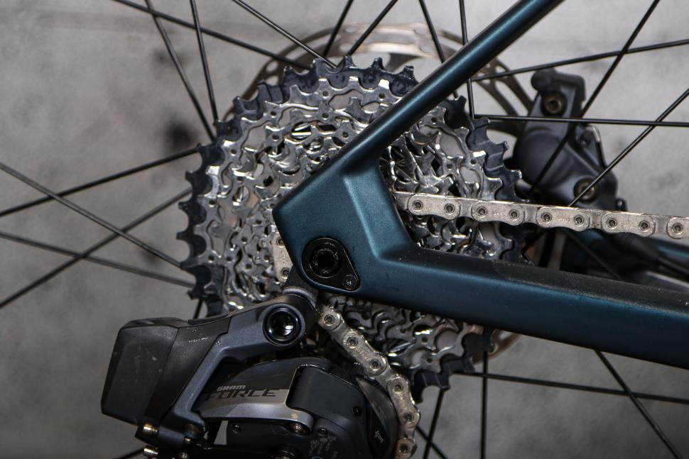 2022 BMC Roadmachine AMP ONE - cassette and rear drop out.jpg