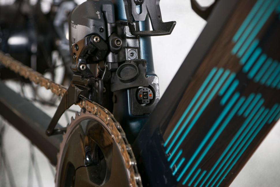 2022 BMC Roadmachine AMP ONE - charging point.jpg