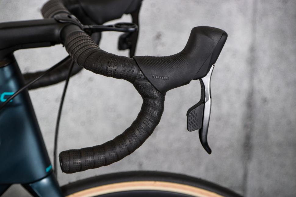2022 BMC Roadmachine AMP ONE - dorp bar and lever.jpg