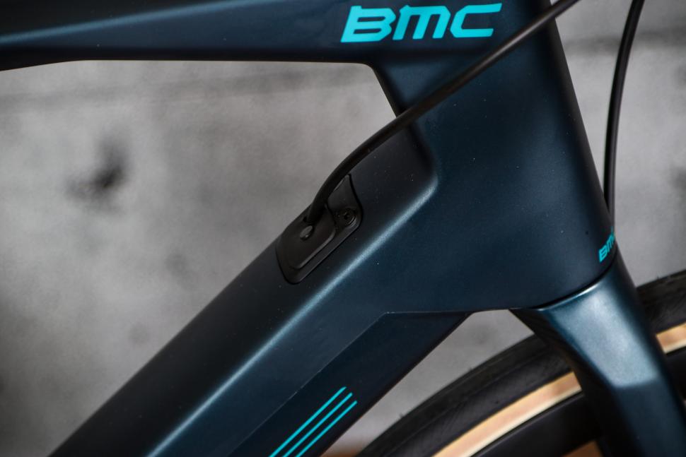 2022 BMC Roadmachine AMP ONE - downbtube cable route.jpg