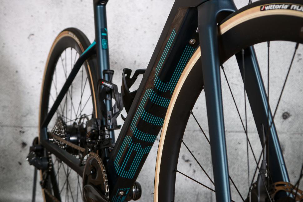 2022 BMC Roadmachine AMP ONE - downtube underside.jpg