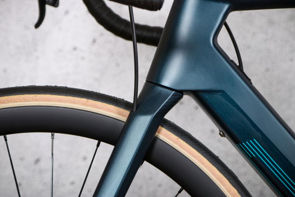 2022 BMC Roadmachine AMP ONE - fork cable route.jpg