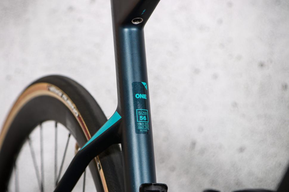 2022 BMC Roadmachine AMP ONE - frame detail.jpg