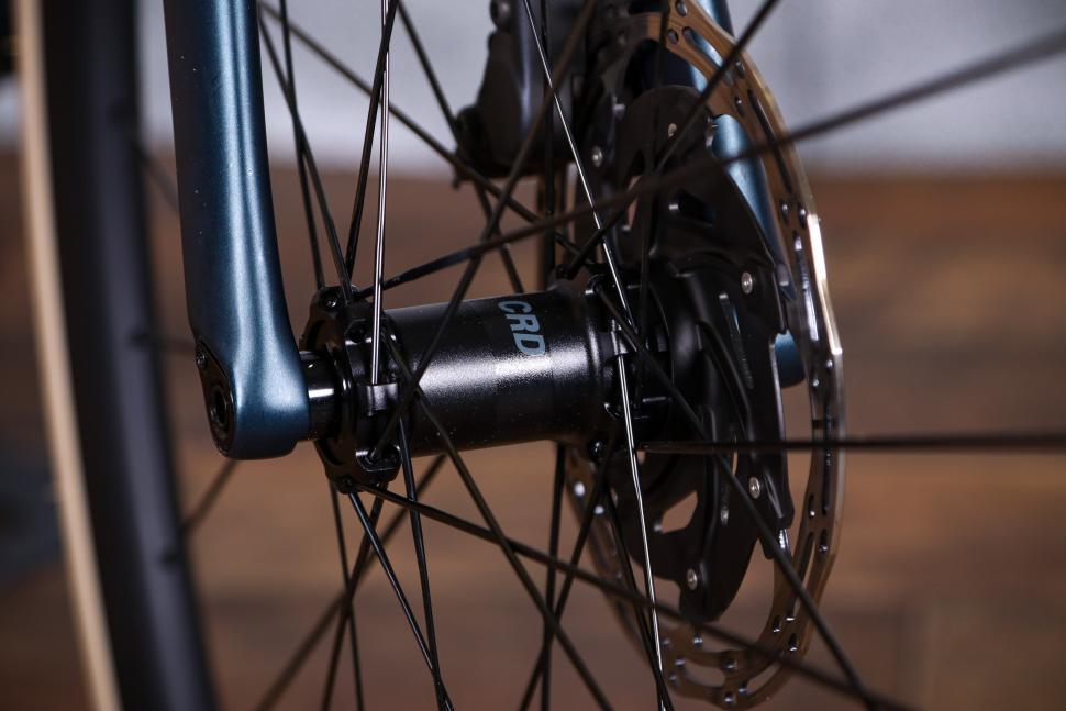 2022 BMC Roadmachine AMP ONE - front hub.jpg