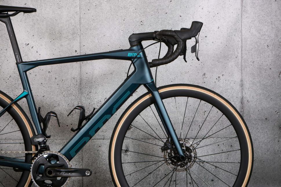 2022 BMC Roadmachine AMP ONE - front.jpg