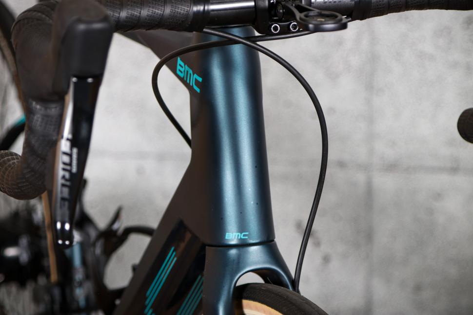 2022 BMC Roadmachine AMP ONE - head tube front.jpg