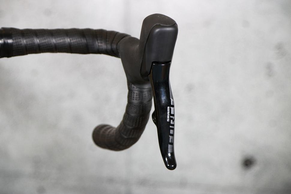 2022 BMC Roadmachine AMP ONE - lever.jpg