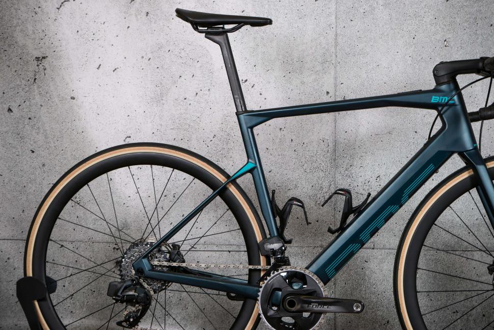 2022 BMC Roadmachine AMP ONE - rear.jpg