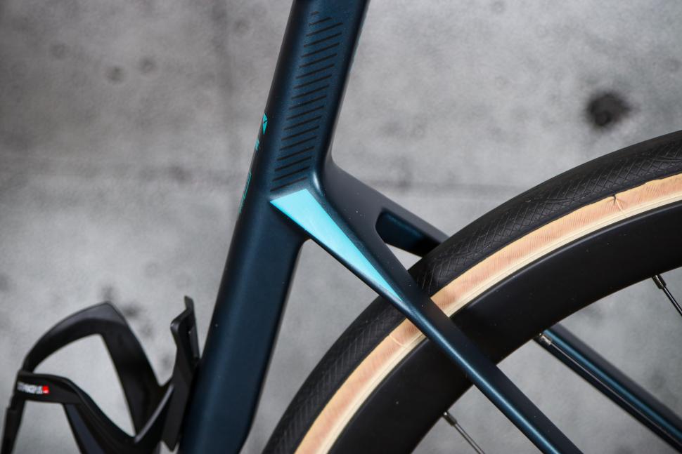 2022 BMC Roadmachine AMP ONE - seat stays.jpg