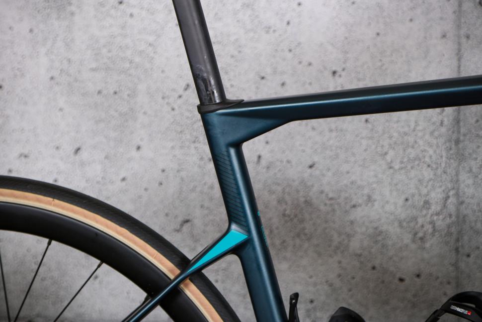 2022 BMC Roadmachine AMP ONE - seat tube junction.jpg