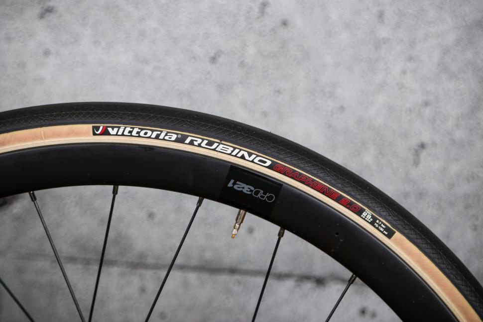 2022 BMC Roadmachine AMP ONE - tyre and rim.jpg