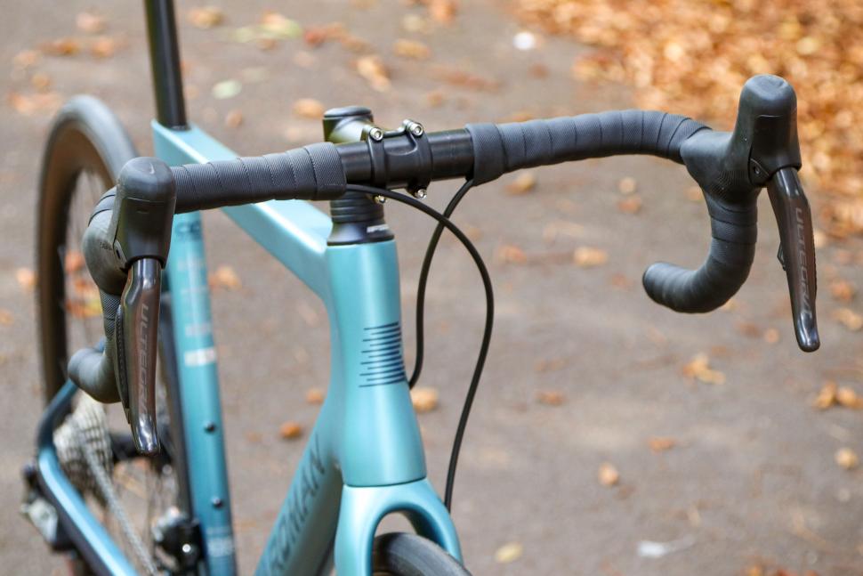 2022 Boardman SLR 9.6 Disc - bars 1.jpg