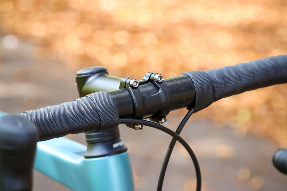 2022 Boardman SLR 9.6 Disc - bars 2.jpg