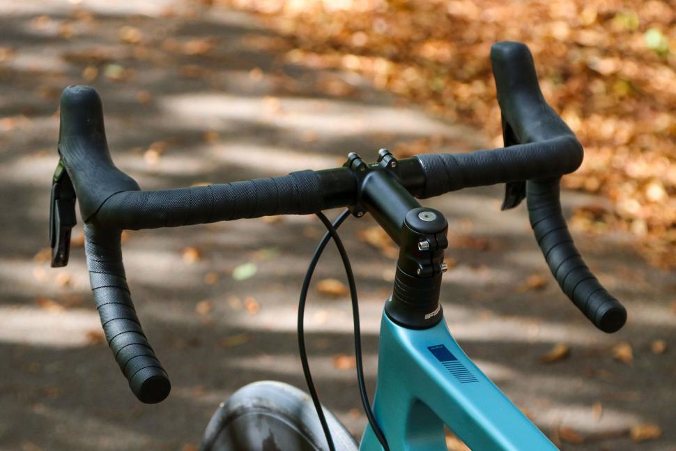 2022 Boardman SLR 9.6 Disc - bars 3.jpg