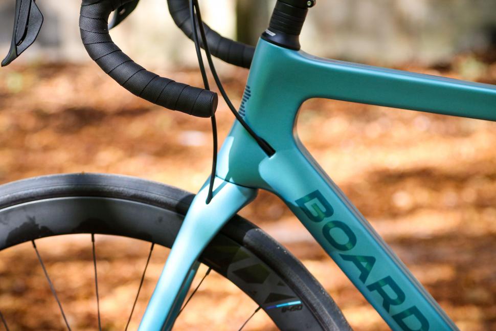 2022 Boardman SLR 9.6 Disc - cable routing.jpg