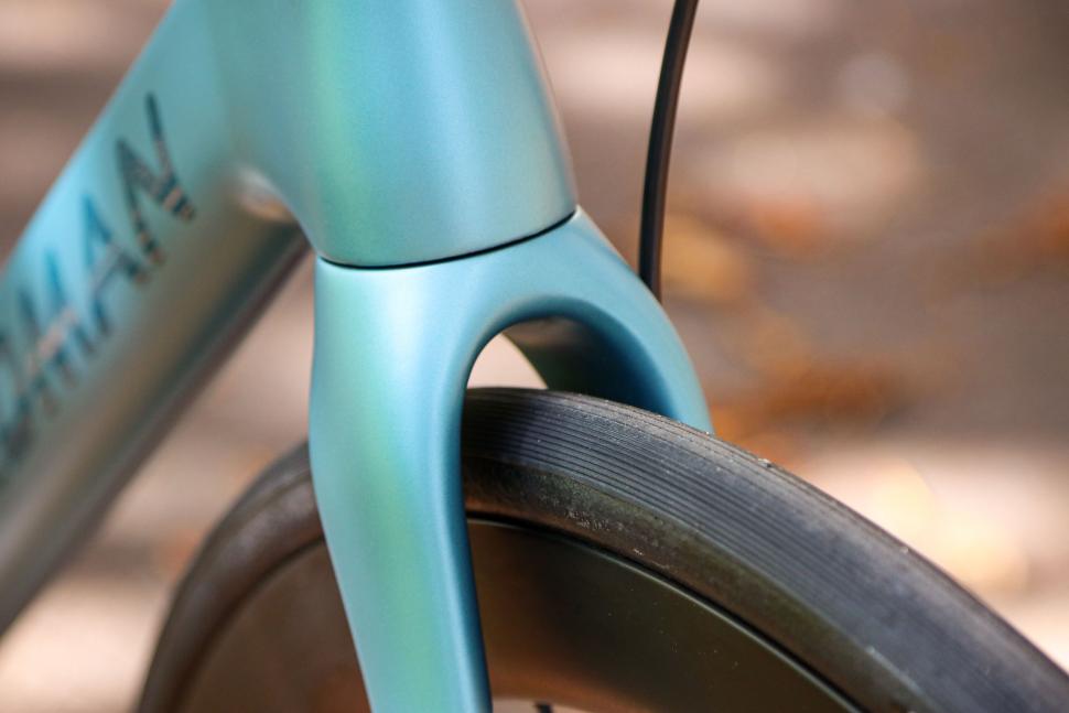 2022 Boardman SLR 9.6 Disc - fork clearance.jpg
