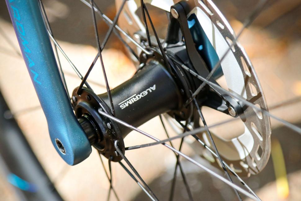 2022 Boardman SLR 9.6 Disc - front hub.jpg