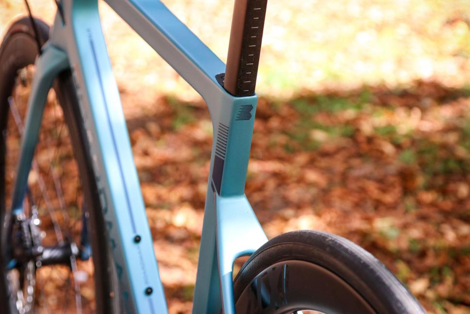 2022 Boardman SLR 9.6 Disc - seat stays.jpg