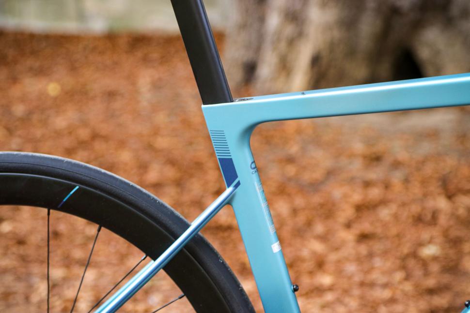 2022 Boardman SLR 9.6 Disc - seat tube junction.jpg
