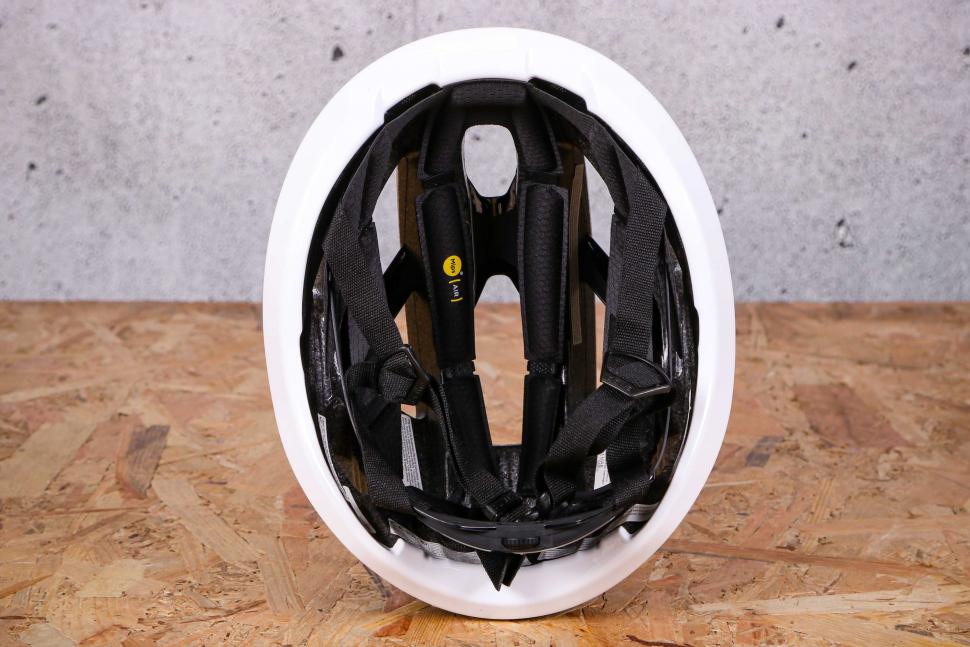 2022 Bolle Avio Mips helmet - inside.jpg