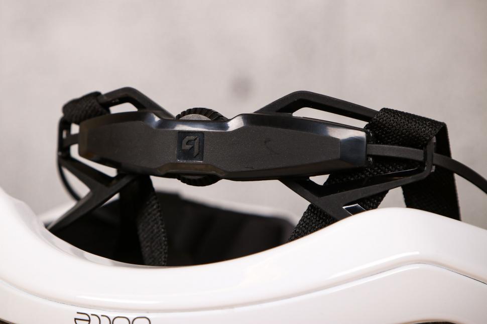 2022 Bolle Avio Mips helmet - tension system.jpg