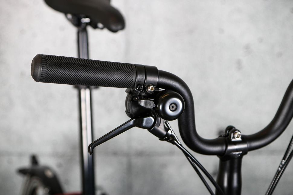 2022 Brompton C Line Explore - brake lever and bell.jpg
