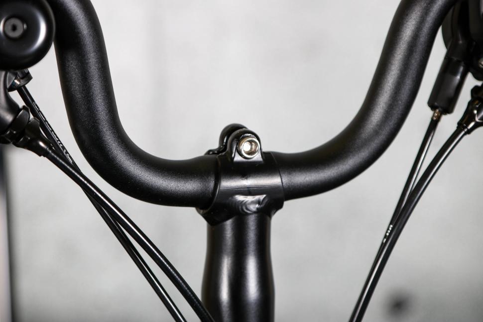 2022 Brompton C Line Explore - handlebar detail.jpg