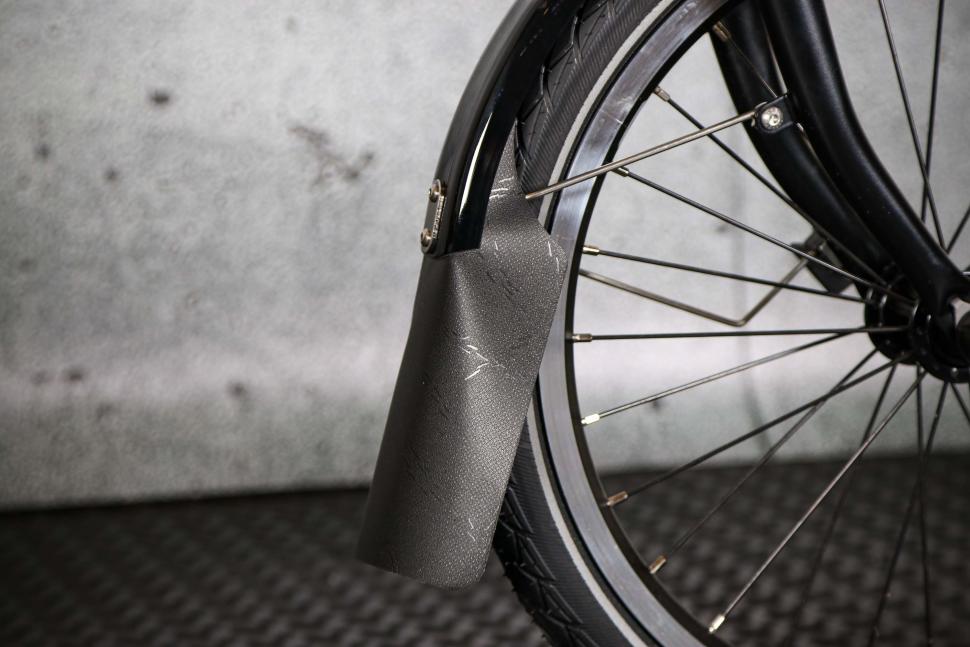 2022 Brompton C Line Explore - mudguard flap.jpg