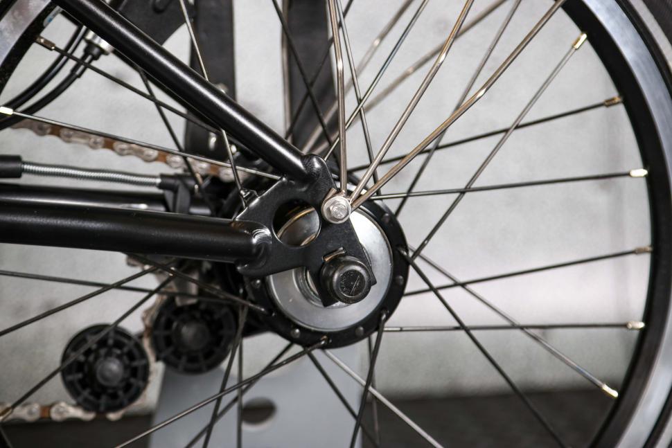 2022 Brompton C Line Explore - rear drop out.jpg