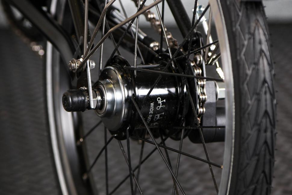 2022 Brompton C Line Explore - rear hub.jpg