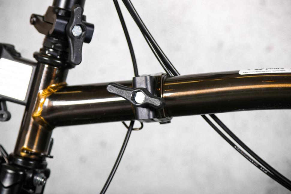 2022 Brompton C Line Explore - top tube folding clamp.jpg