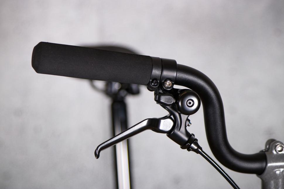 2022 Brompton P Line Urban Storm Grey High - brake lever.jpg