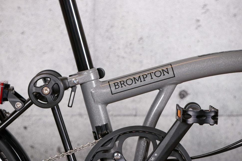 2022 Brompton P Line Urban Storm Grey High - frame graphic.jpg
