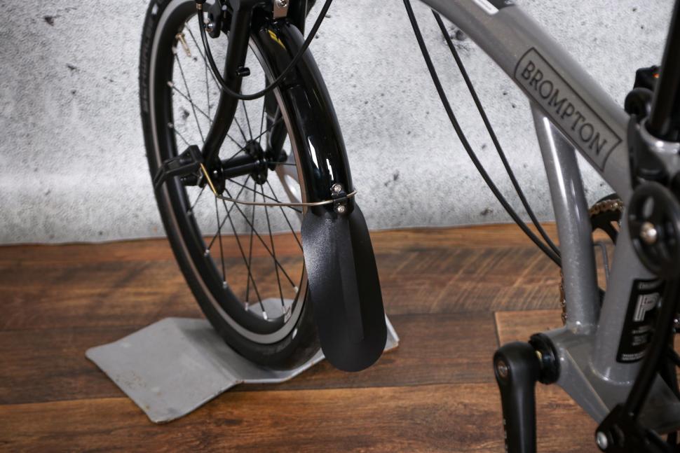 2022 Brompton P Line Urban Storm Grey High - front guard detail.jpg