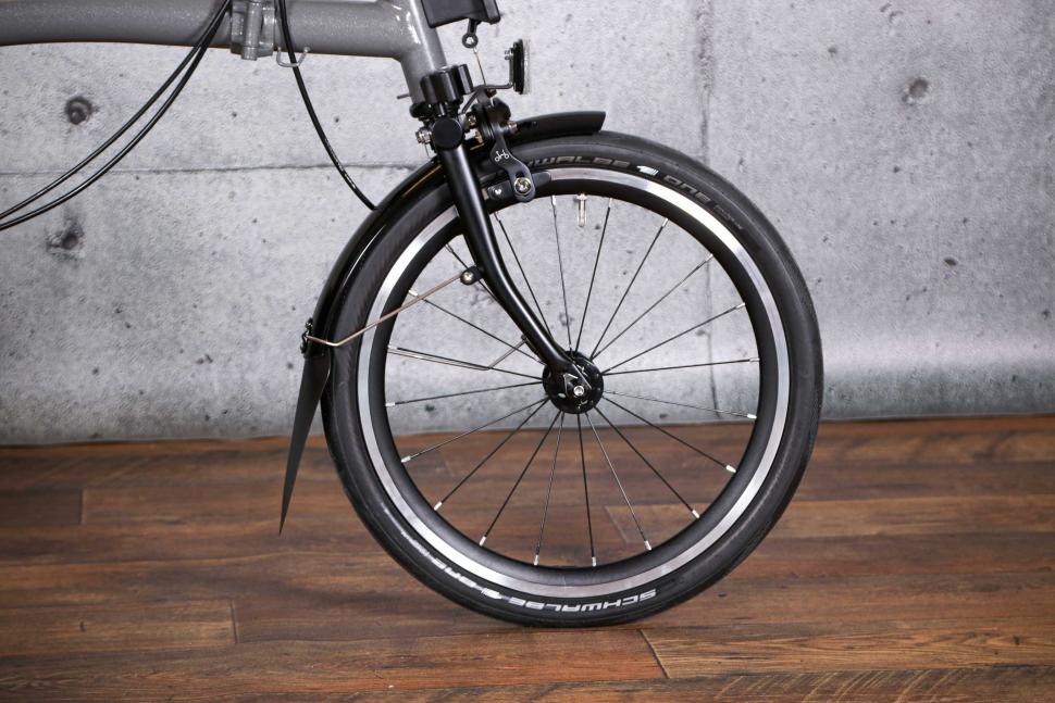 2022 Brompton P Line Urban Storm Grey High - front wheel.jpg