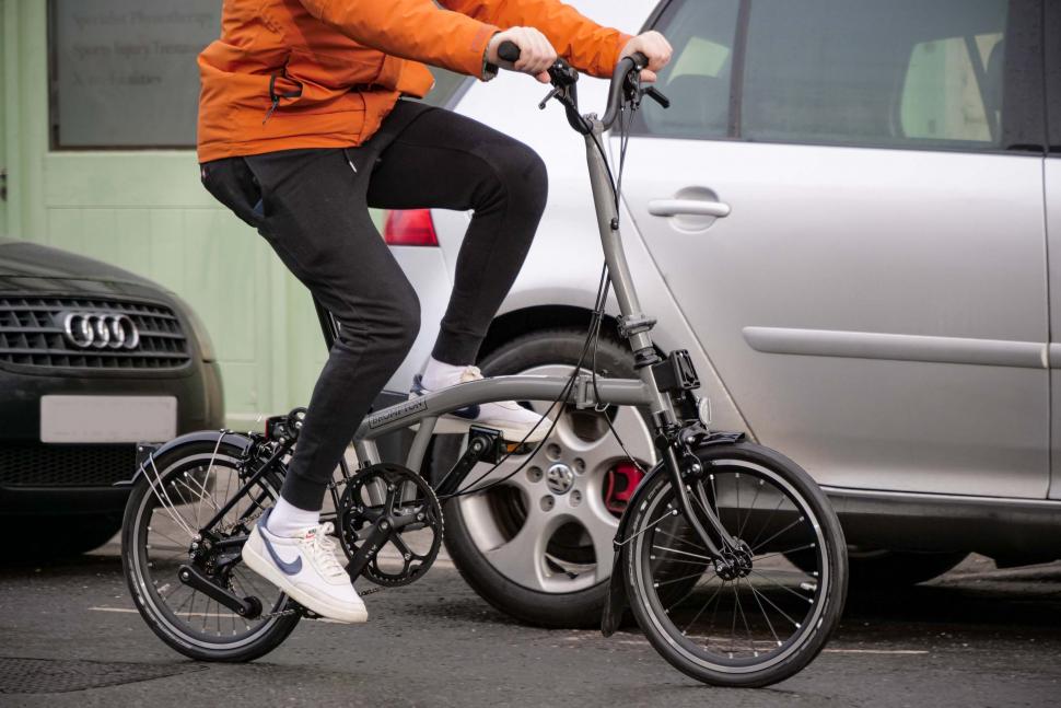 2022 Brompton P Line Urban Storm Grey - High - riding 3v2.jpg