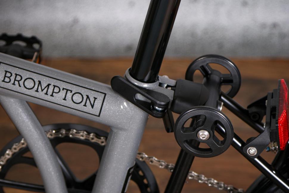 2022 Brompton P Line Urban Storm Grey High - seat post QR.jpg