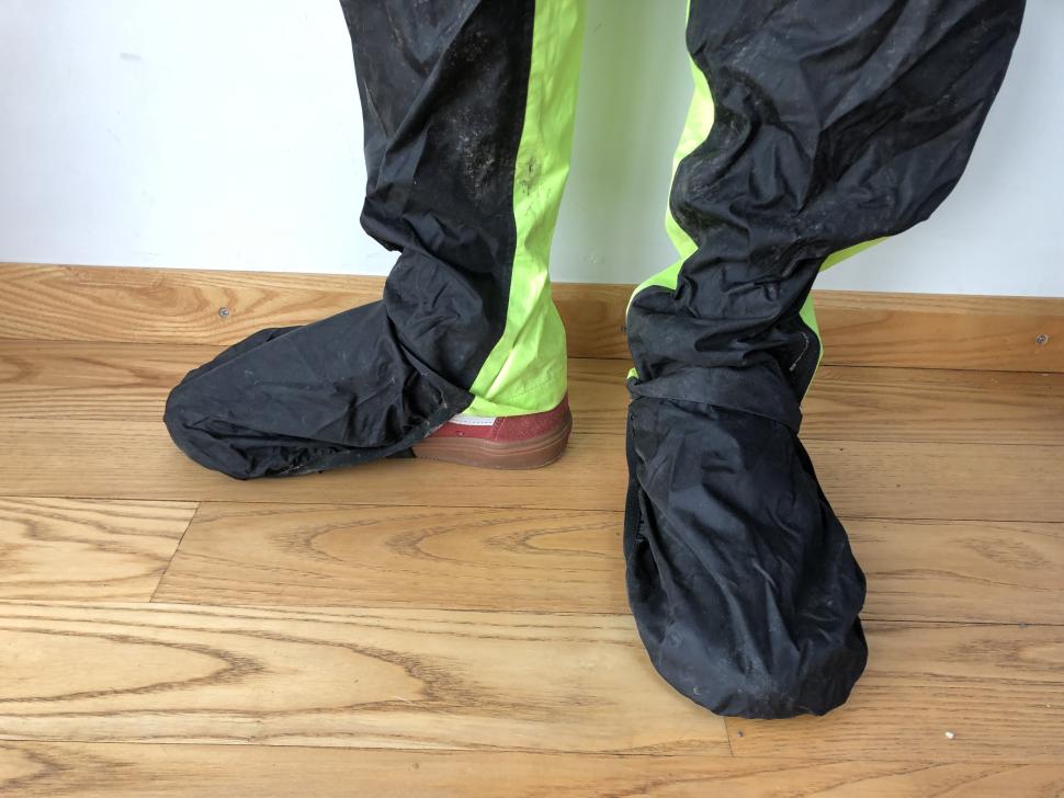 2022 btwin 900 Waterproof Cycling Overtrousers overshoes 1.JPG