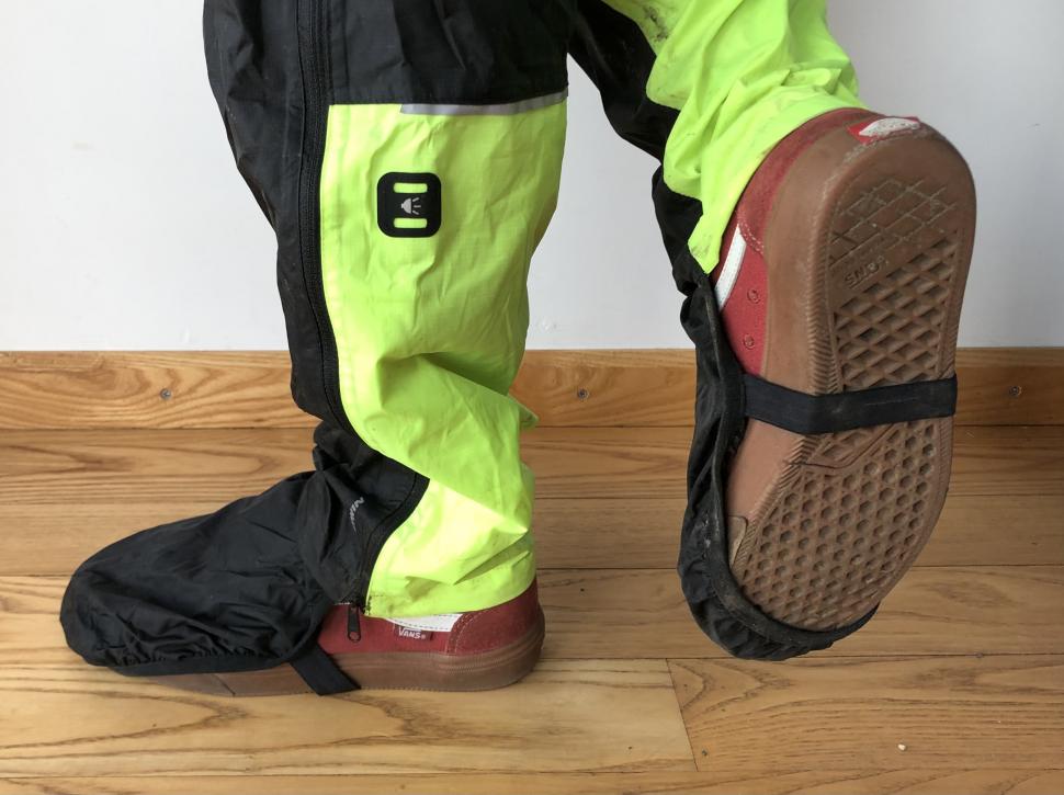 2022 btwin 900 Waterproof Cycling Overtrousers overshoes 2.JPG