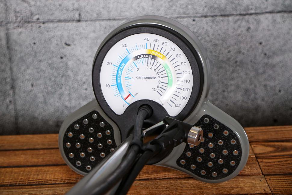 2022 Cannondale Precise Floor Pump - base 2.jpg